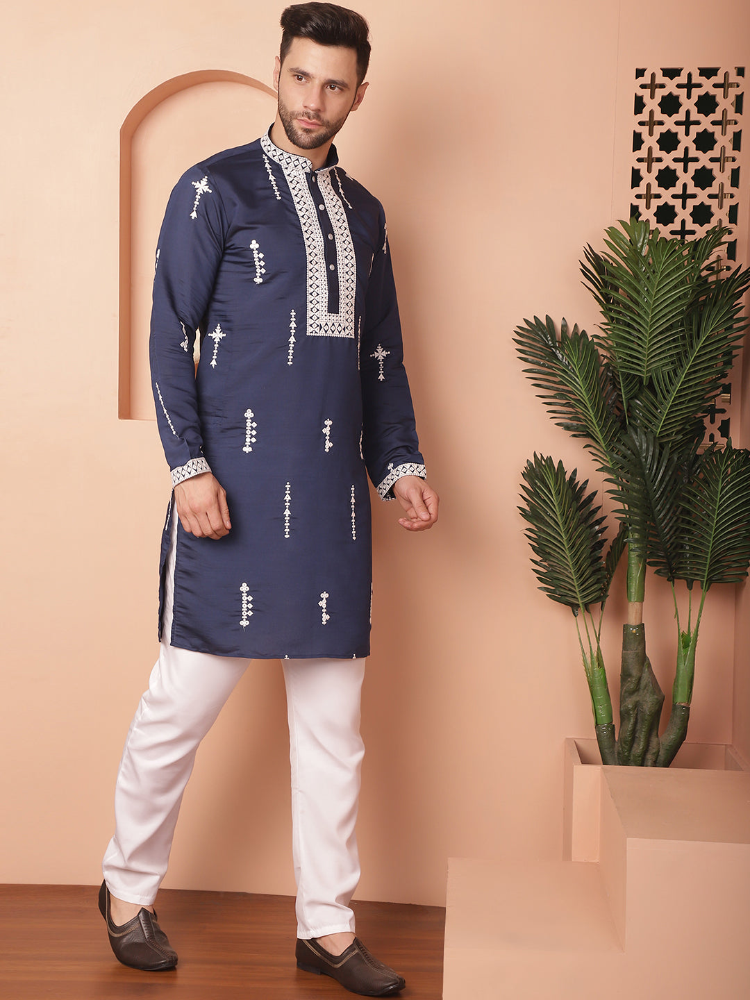 Men's Collar Chikankari Embroidered Kurta With Pyjama - Taantav