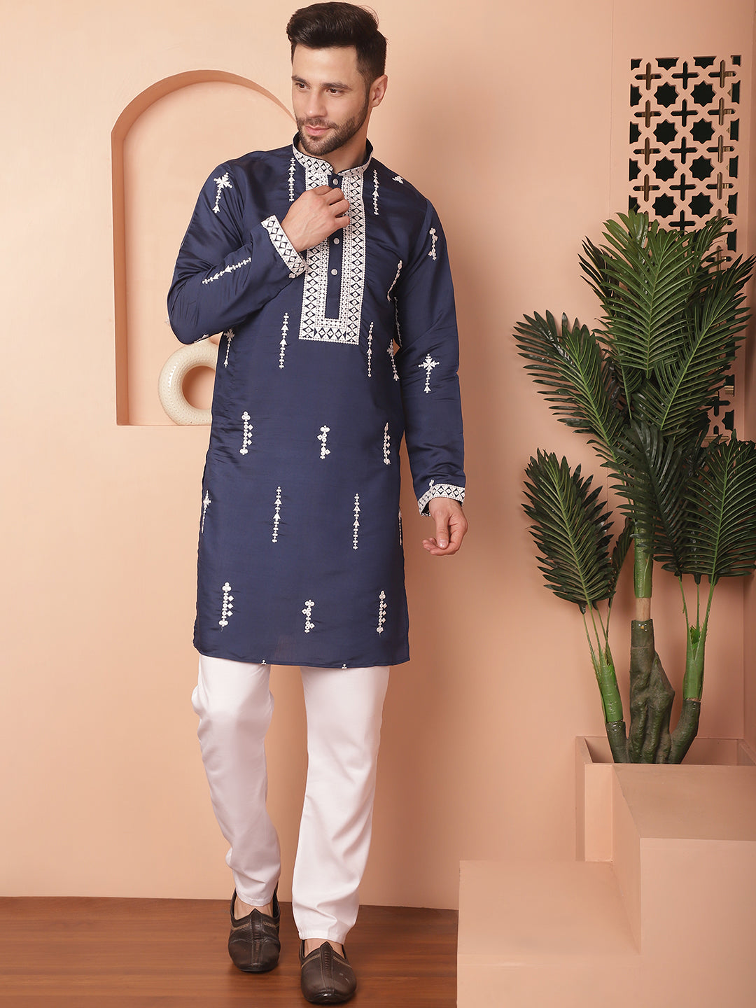 Men's Collar Chikankari Embroidered Kurta With Pyjama - Taantav