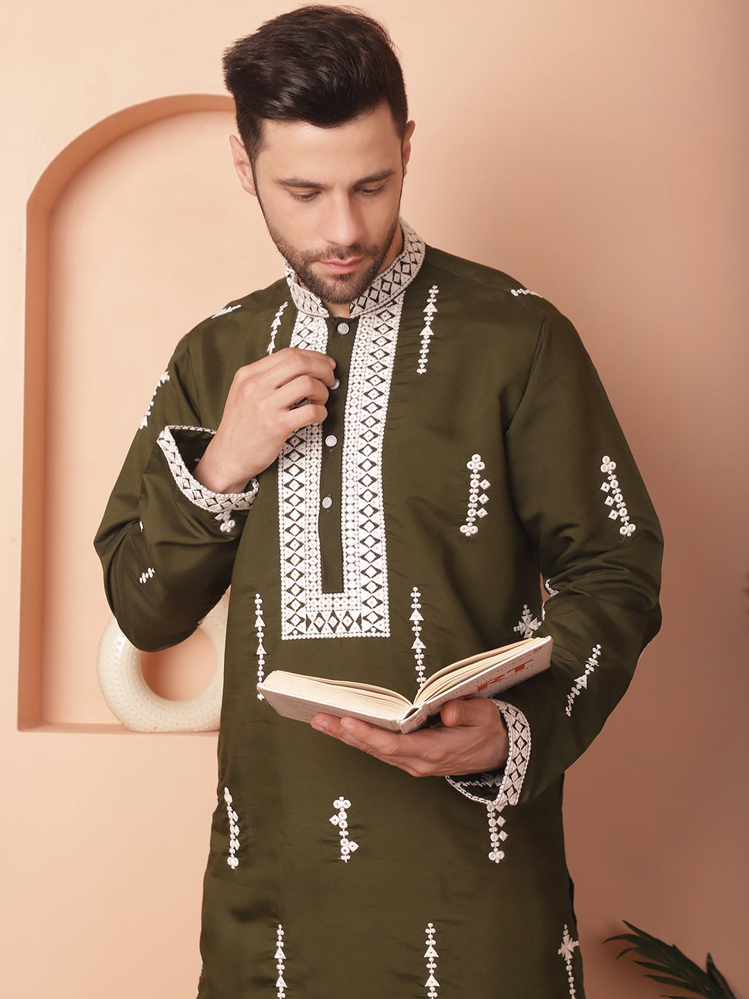 Men's Collar Chikankari Embroidered Kurta With Pyjama - Taantav