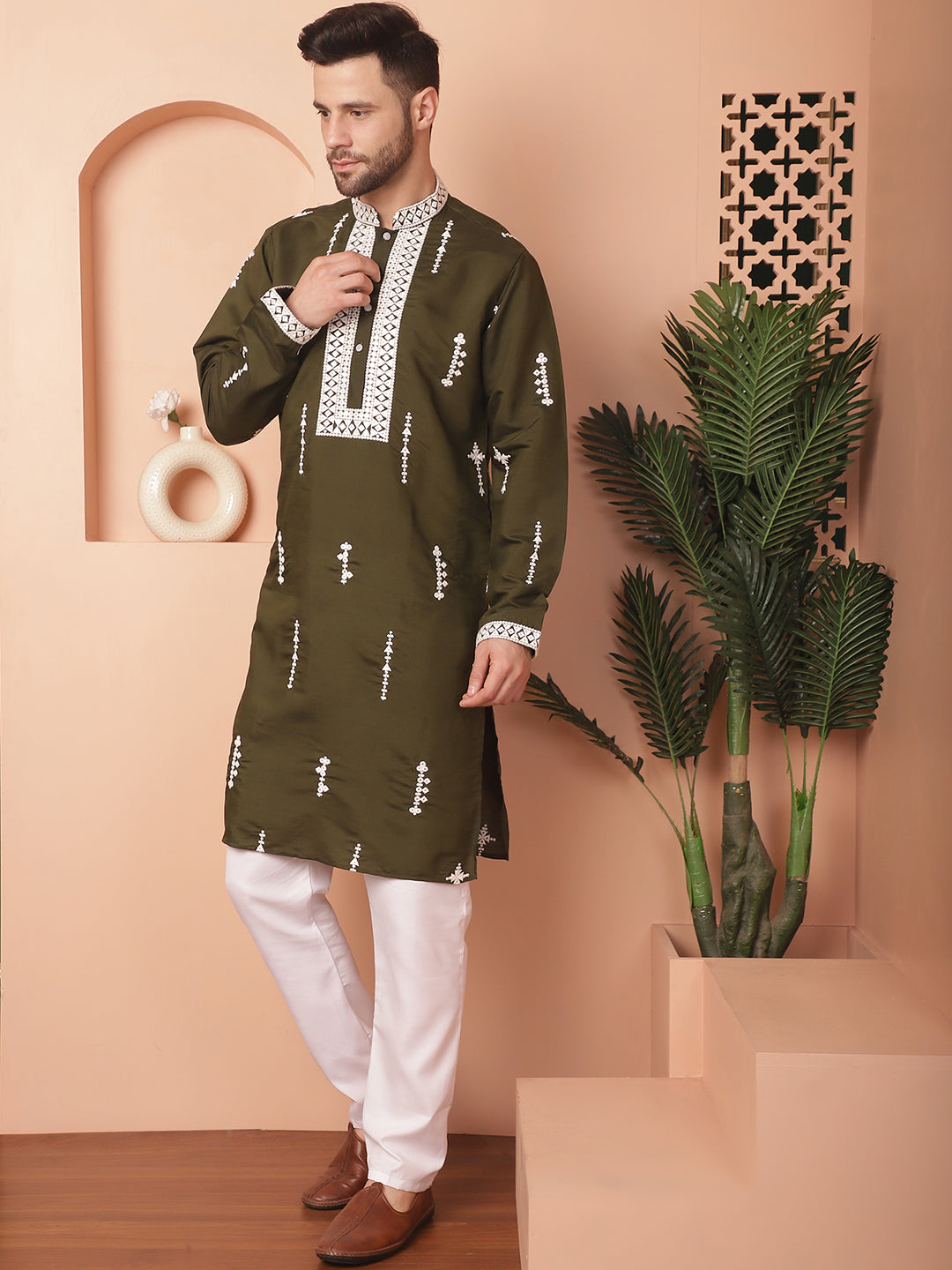 Men's Collar Chikankari Embroidered Kurta With Pyjama - Taantav