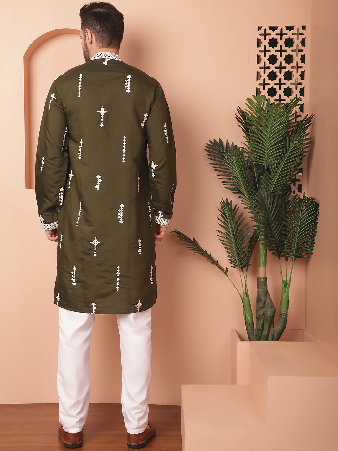 Men's Collar Chikankari Embroidered Kurta With Pyjama - Taantav