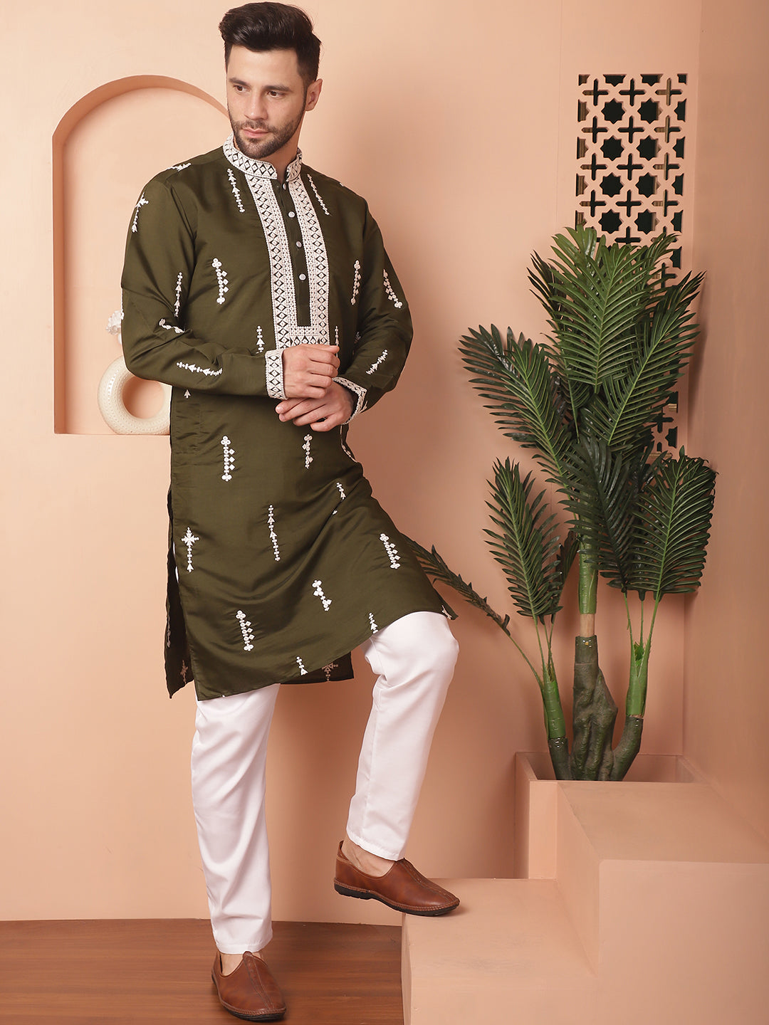 Men's Collar Chikankari Embroidered Kurta With Pyjama - Taantav