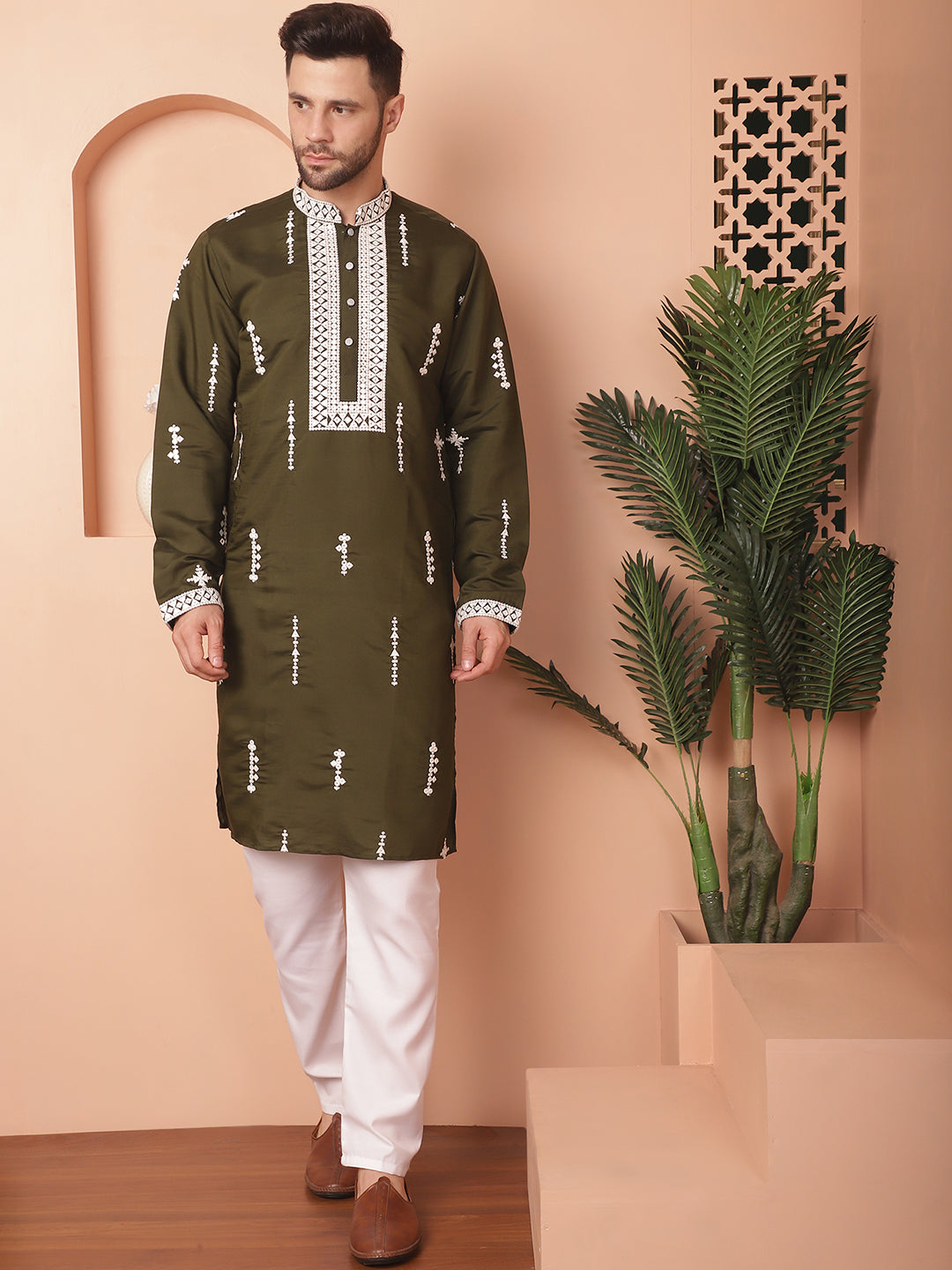 Men's Collar Chikankari Embroidered Kurta With Pyjama - Taantav