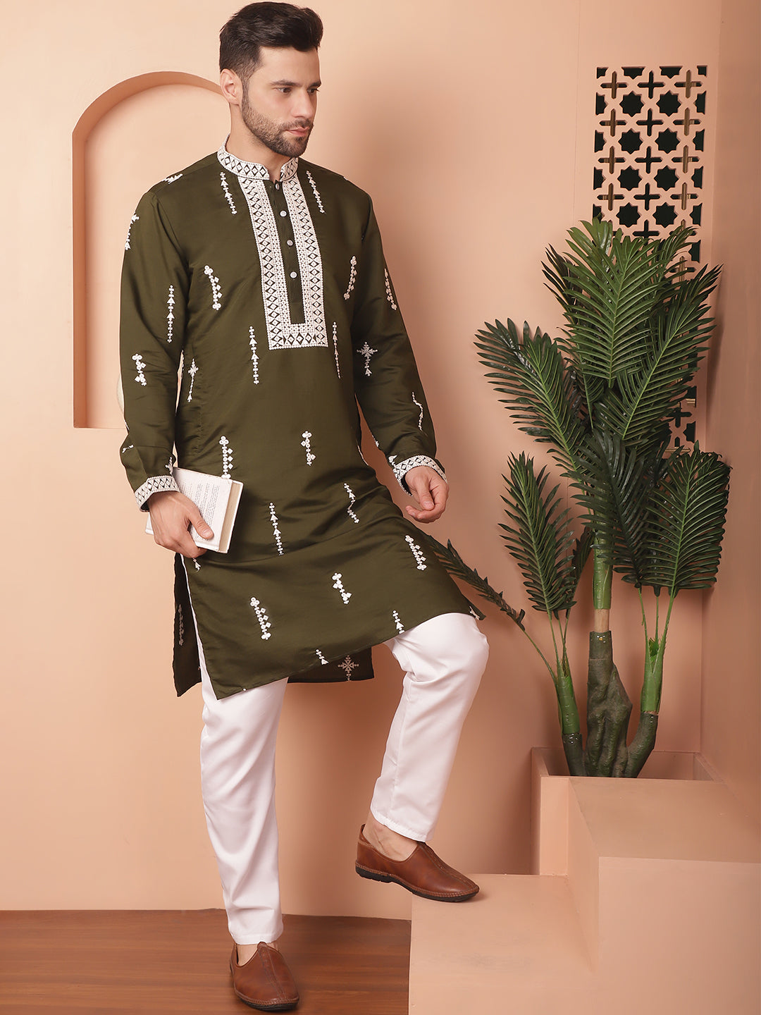 Men's Collar Chikankari Embroidered Kurta With Pyjama - Taantav