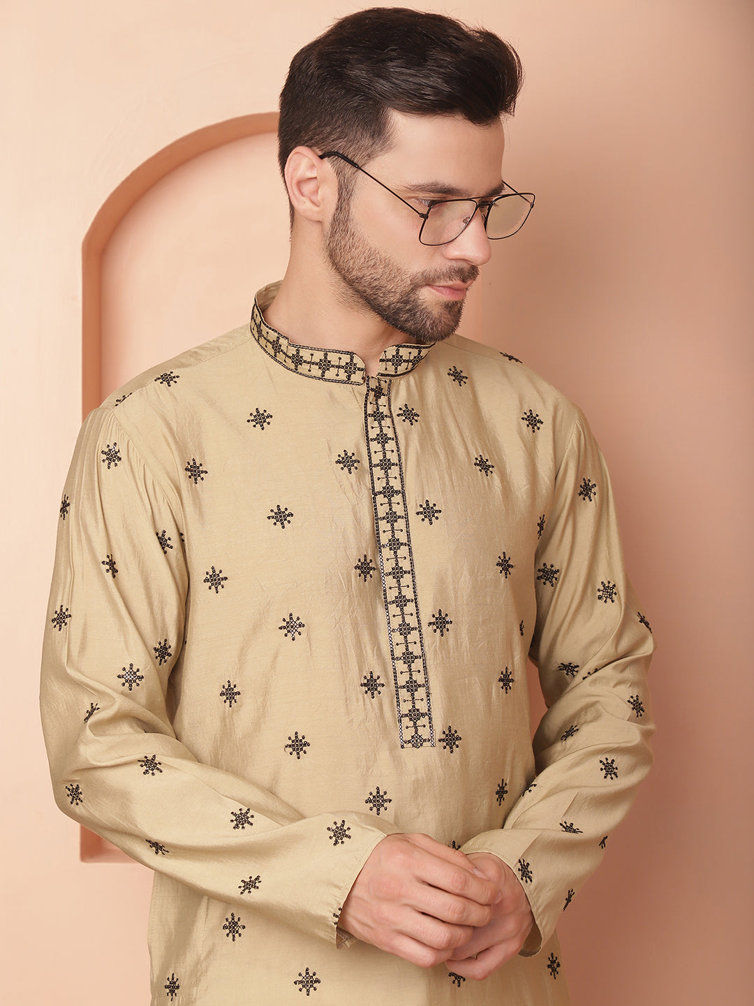 Men's Collar Chikankari Embroidered Kurta With Pyjama - Taantav