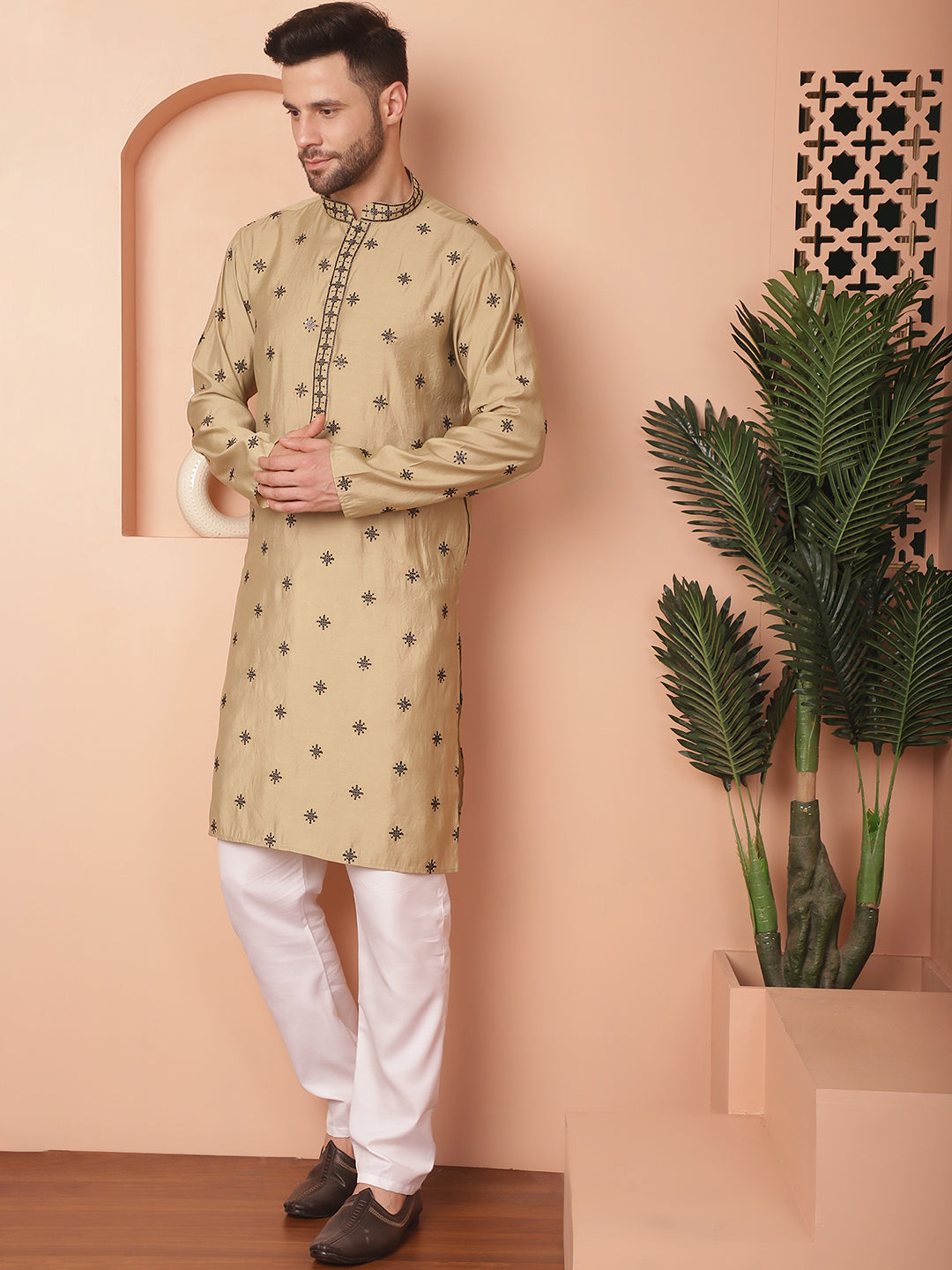 Men's Collar Chikankari Embroidered Kurta With Pyjama - Taantav