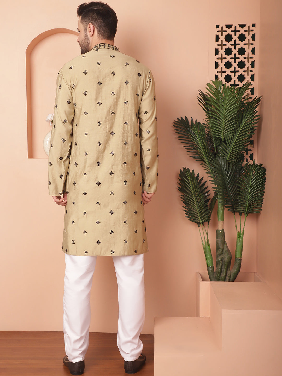 Men's Collar Chikankari Embroidered Kurta With Pyjama - Taantav