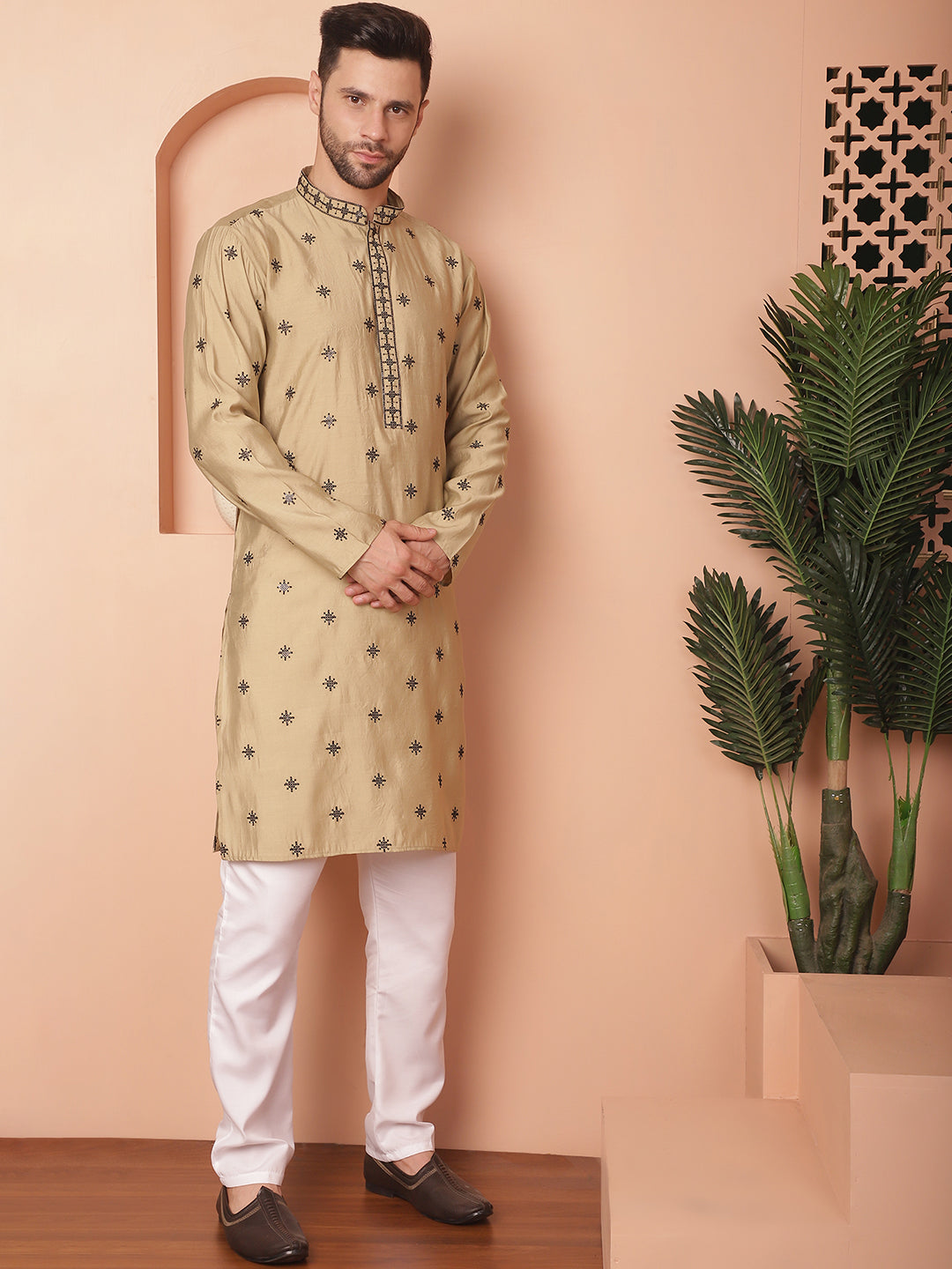 Men's Collar Chikankari Embroidered Kurta With Pyjama - Taantav