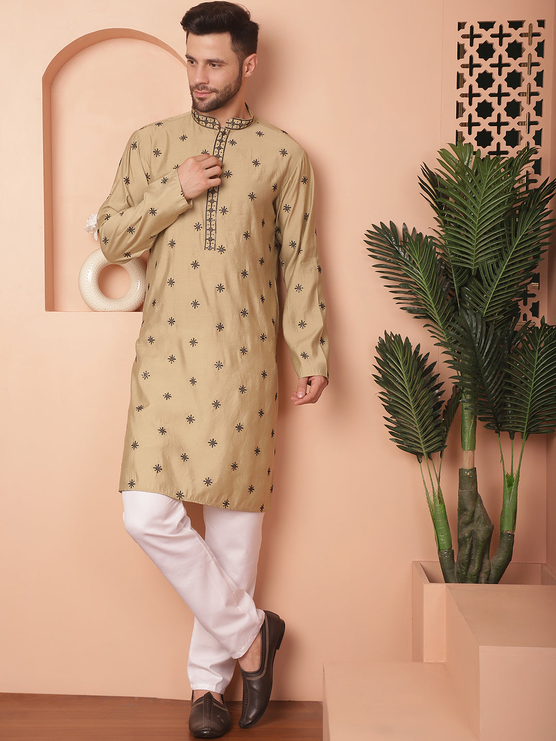 Men's Collar Chikankari Embroidered Kurta With Pyjama - Taantav