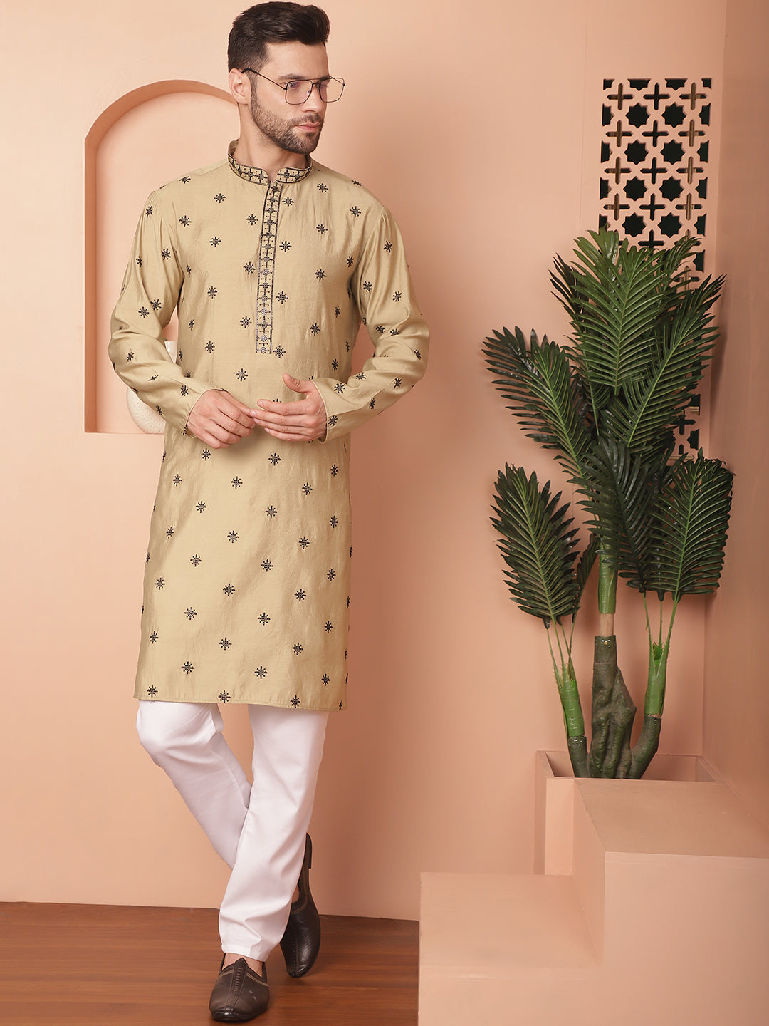 Men's Collar Chikankari Embroidered Kurta With Pyjama - Taantav