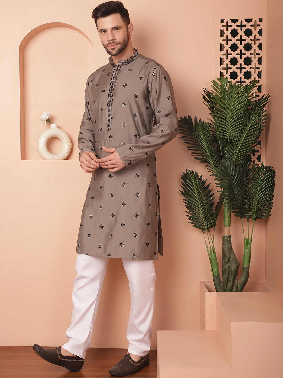 Men's Collar Chikankari Embroidered Kurta With Pyjama - Taantav