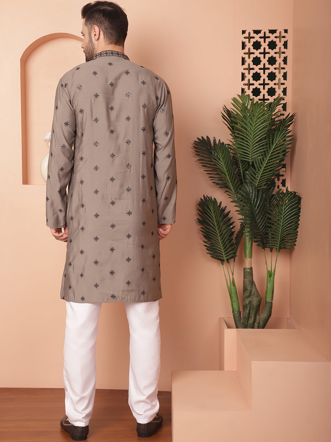 Men's Collar Chikankari Embroidered Kurta With Pyjama - Taantav