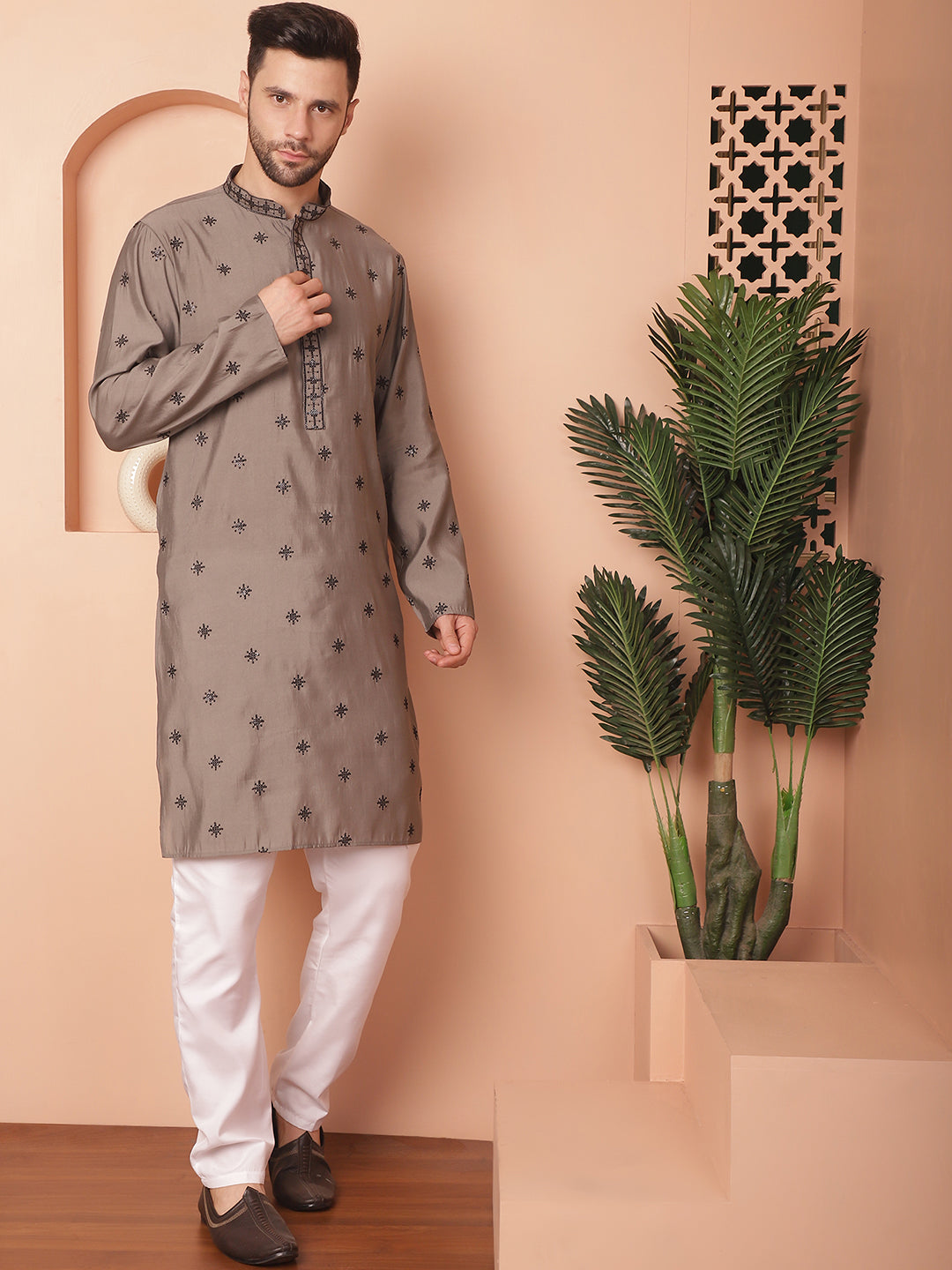 Men's Collar Chikankari Embroidered Kurta With Pyjama - Taantav