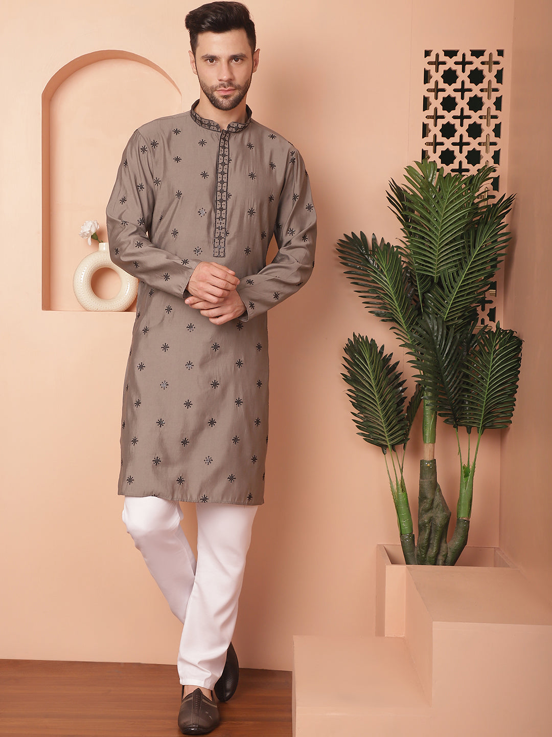 Men's Collar Chikankari Embroidered Kurta With Pyjama - Taantav