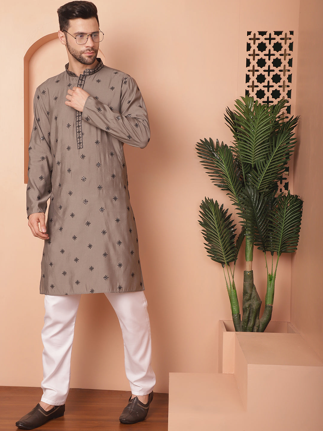 Men's Collar Chikankari Embroidered Kurta With Pyjama - Taantav