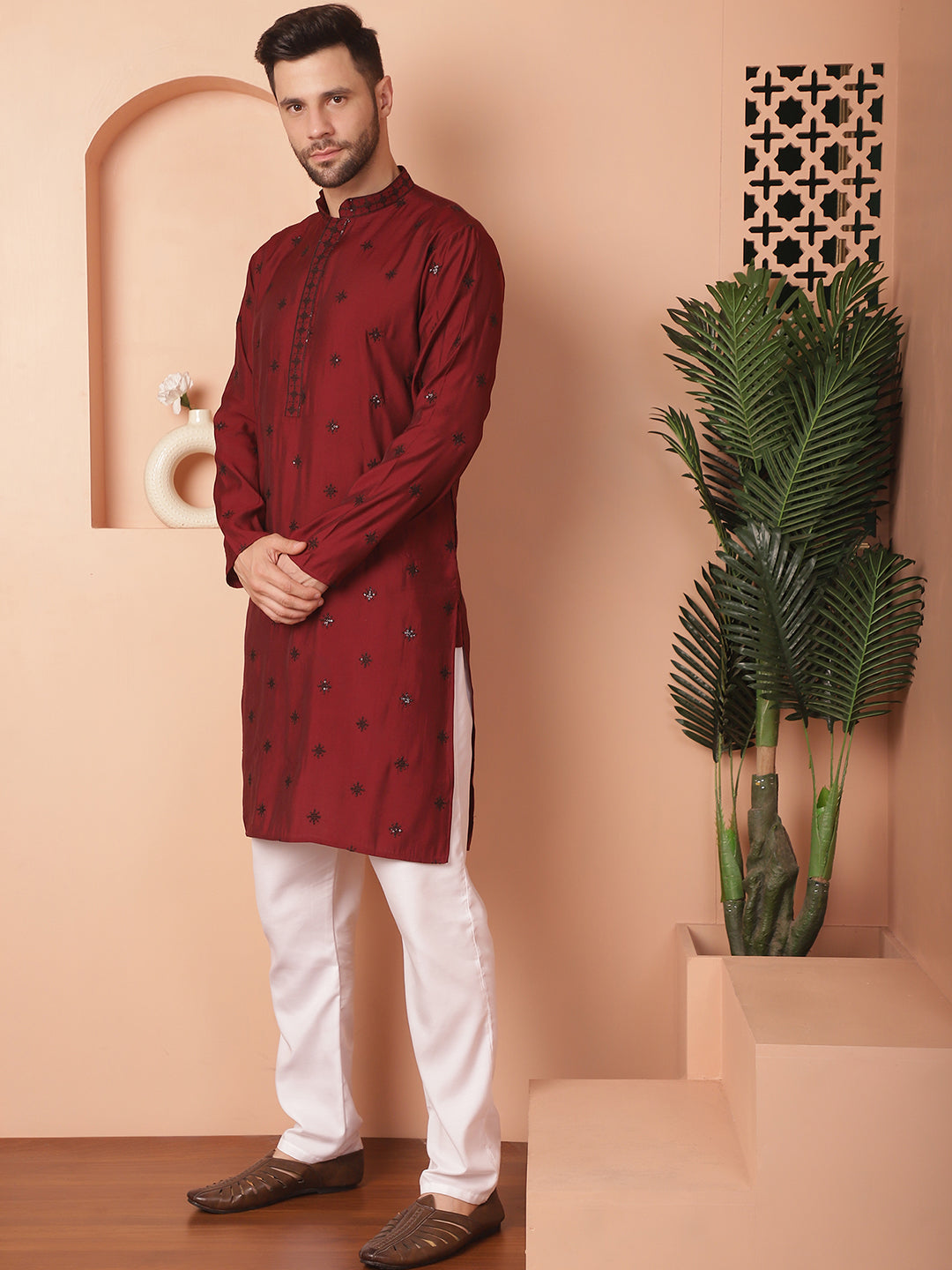 Men's Collar Chikankari Embroidered Kurta With Pyjama - Taantav