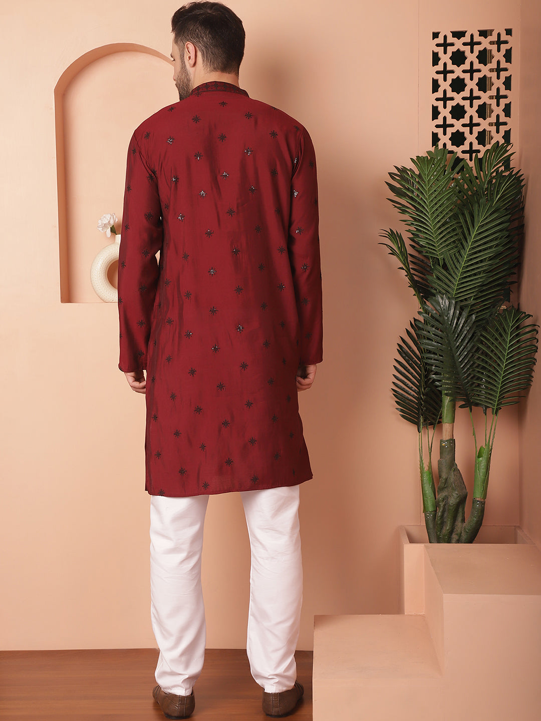 Men's Collar Chikankari Embroidered Kurta With Pyjama - Taantav