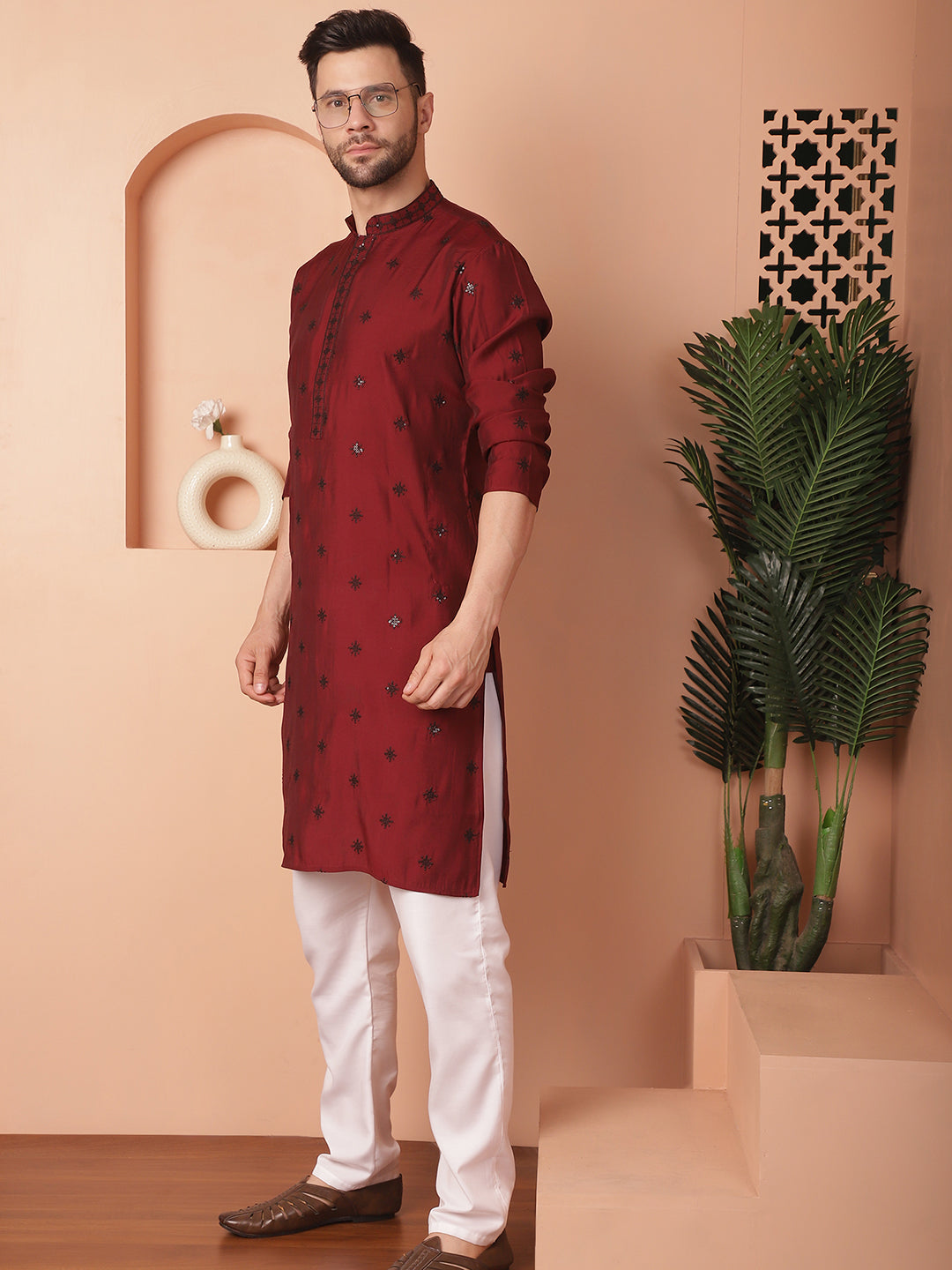 Men's Collar Chikankari Embroidered Kurta With Pyjama - Taantav