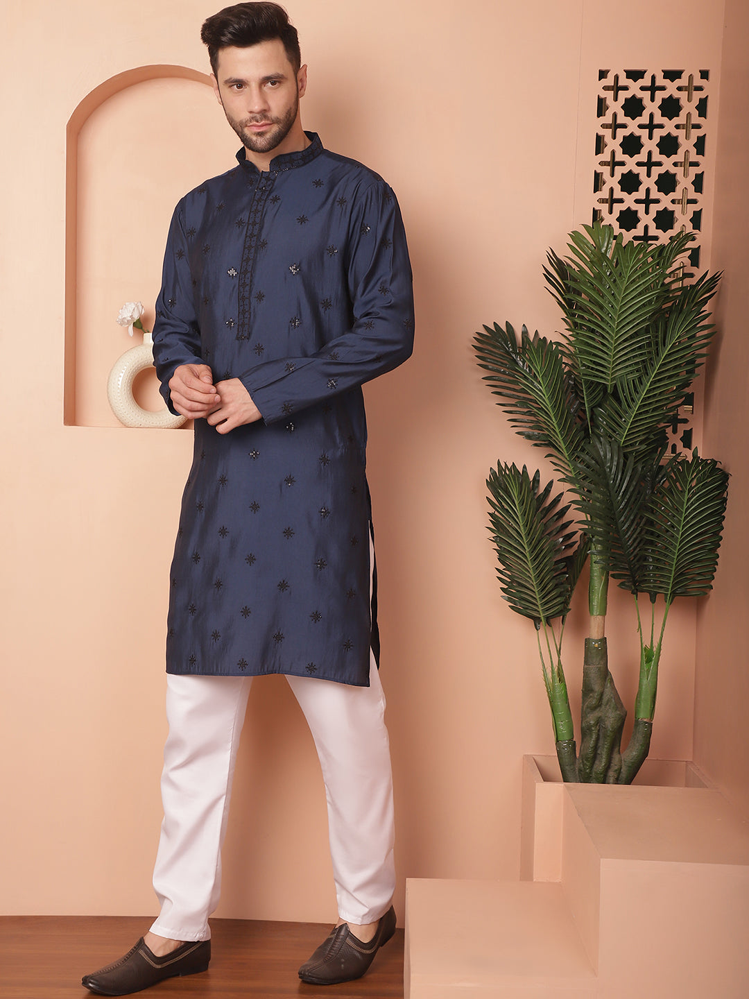 Men's Collar Chikankari Embroidered Kurta With Pyjama - Taantav