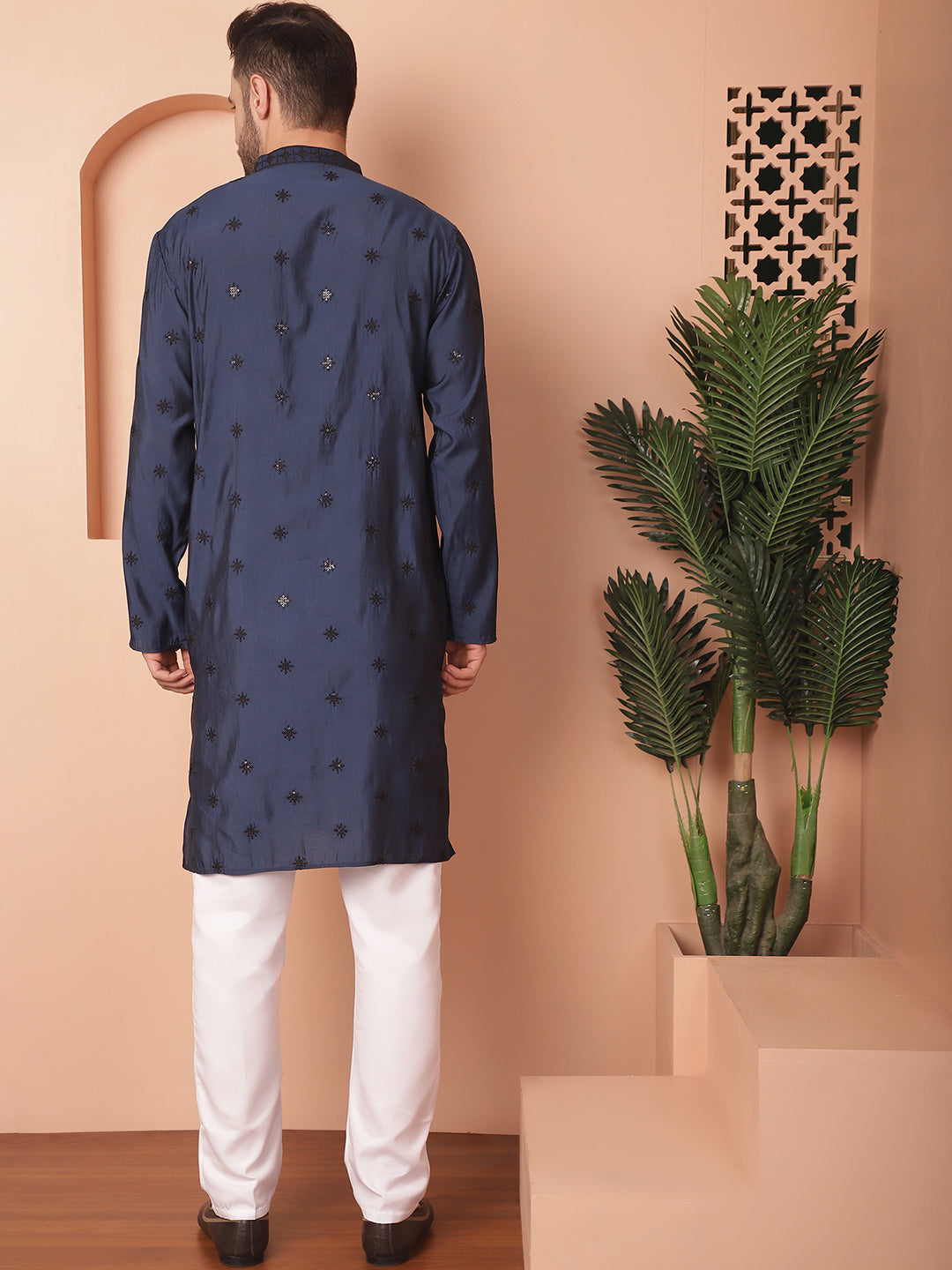 Men's Collar Chikankari Embroidered Kurta With Pyjama - Taantav