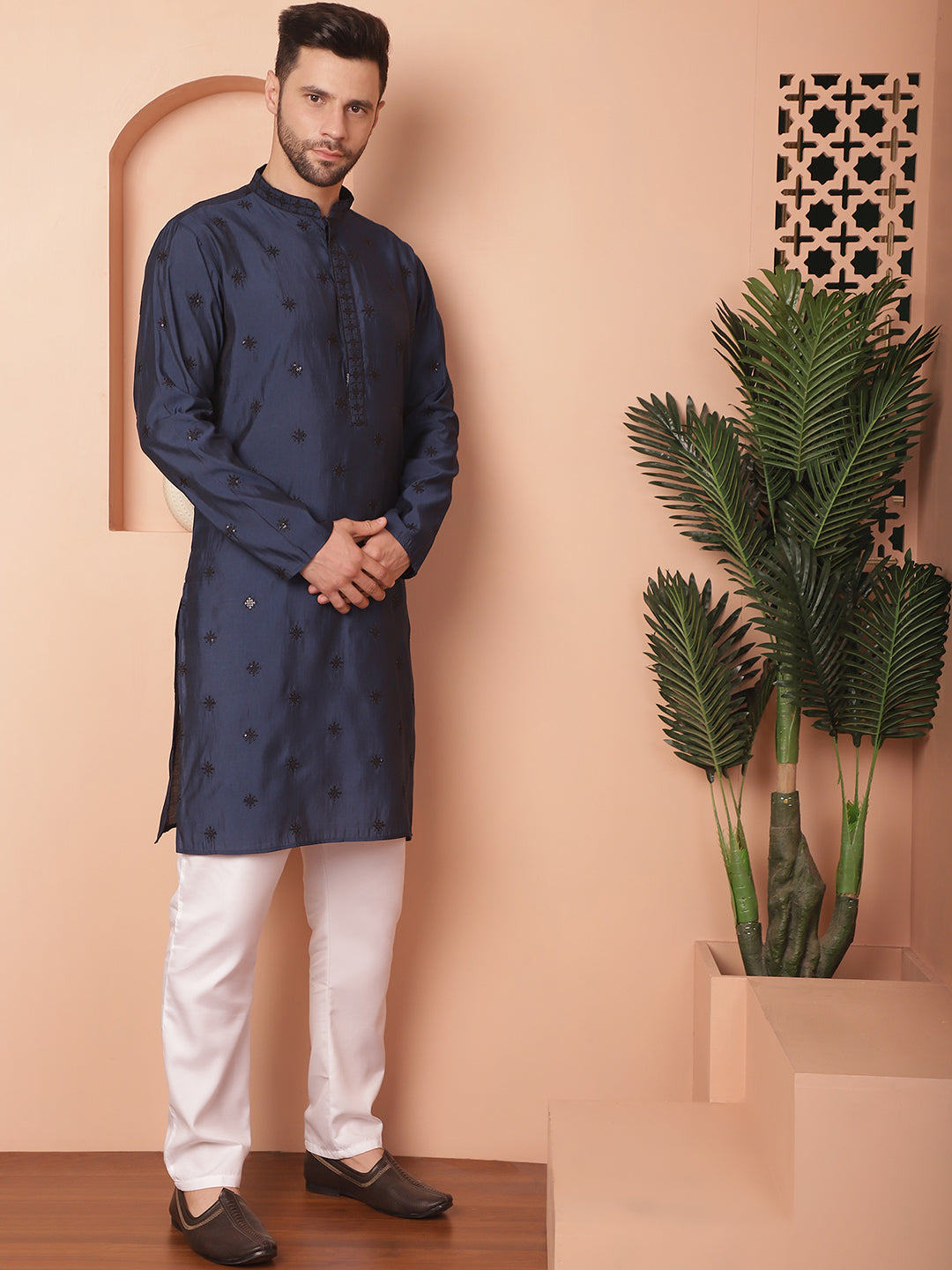 Men's Collar Chikankari Embroidered Kurta With Pyjama - Taantav