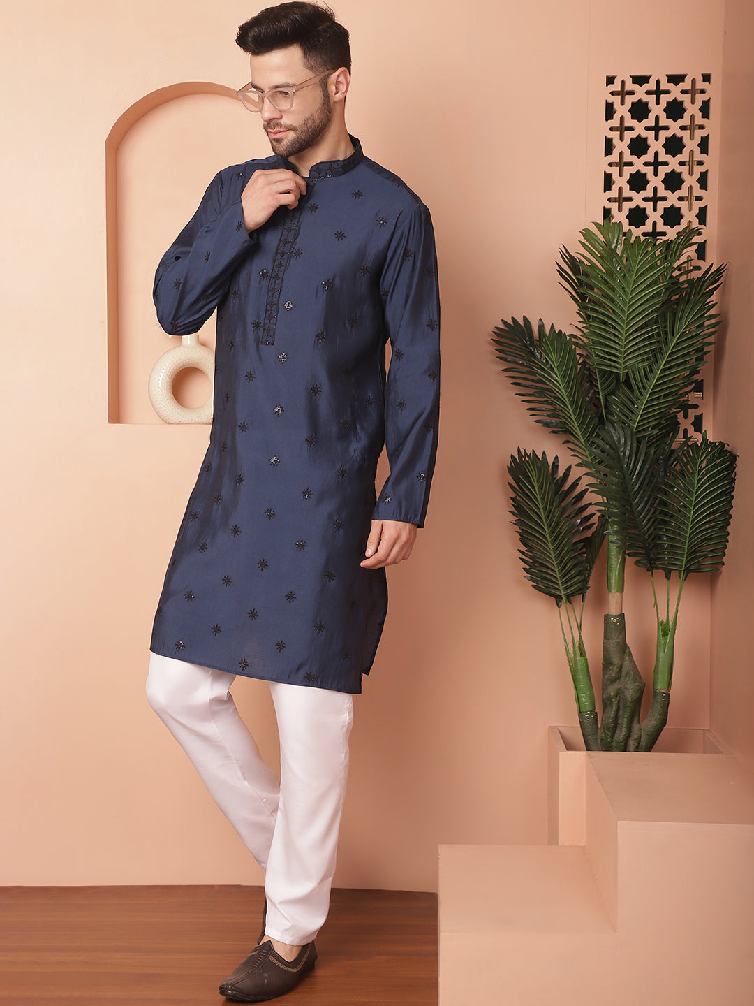 Men's Collar Chikankari Embroidered Kurta With Pyjama - Taantav