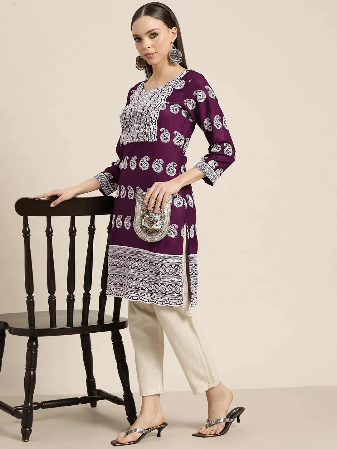 Women's Paisley Embroidered Sequinned Chikankari Kurta - Taantav