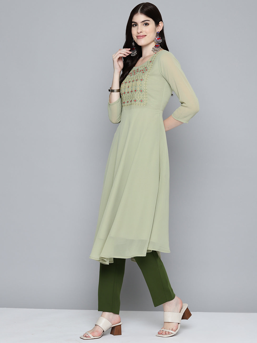 Women's Embroidered yok flared georgette kurta - Taantav