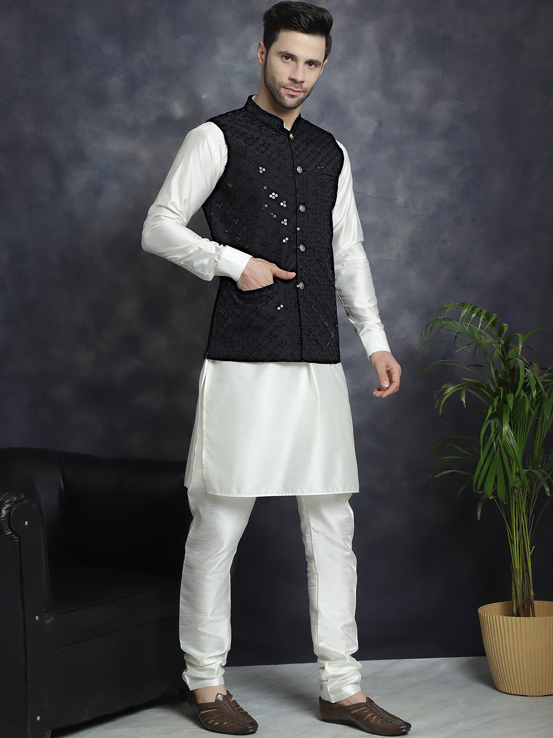 Men's embroidered and sequins Nehru Jacket - Taantav