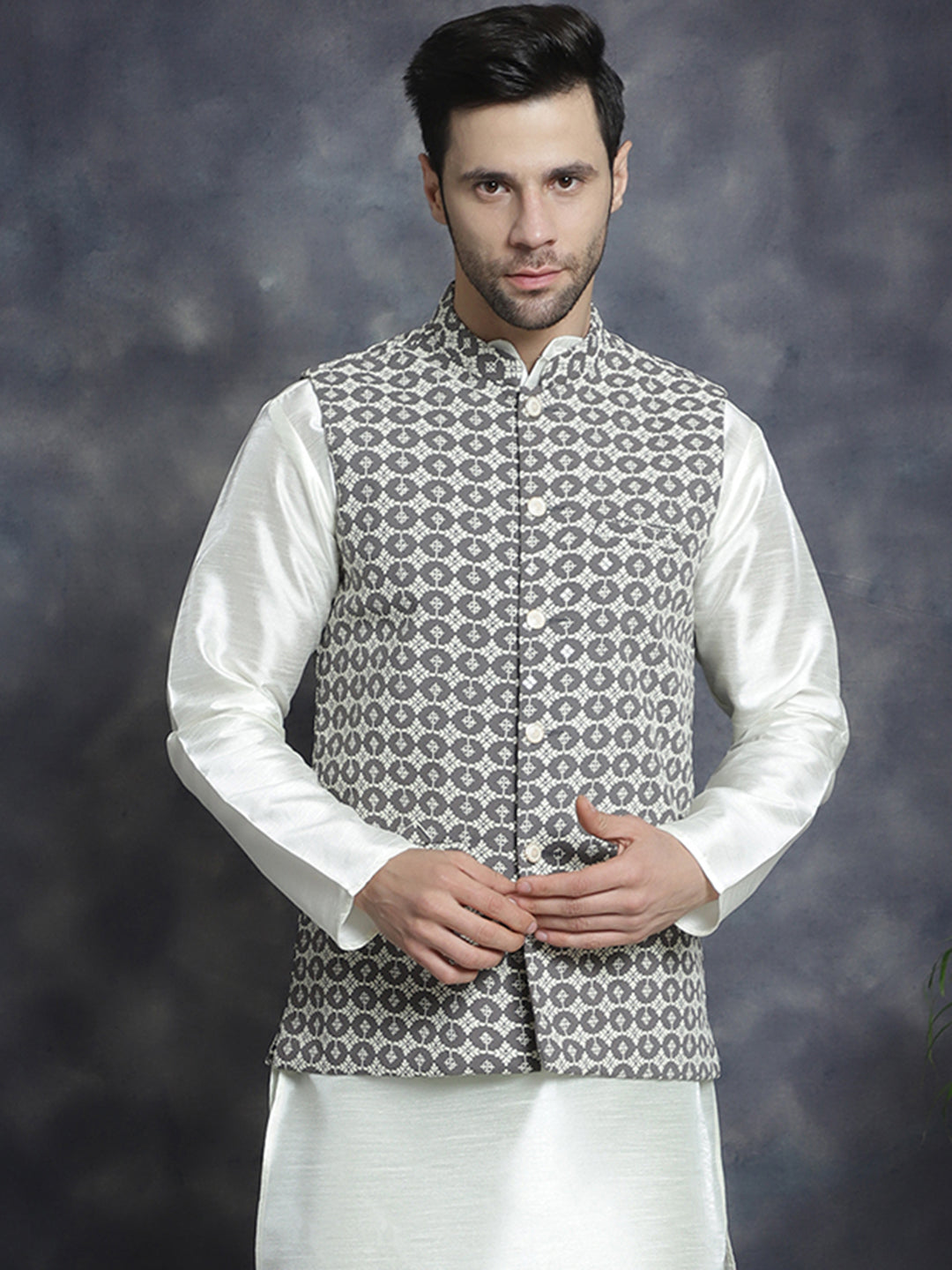 Men's embroidered and sequins Nehru Jacket - Taantav