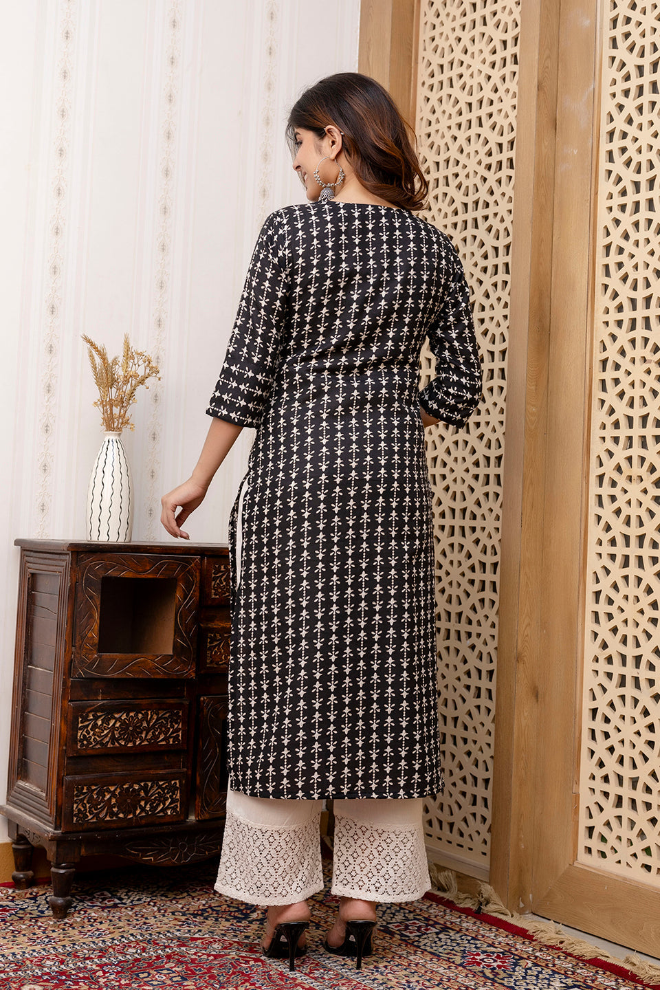 Women's Black Printed Straight Kurta with Three Quarter Sleeves - Taantav