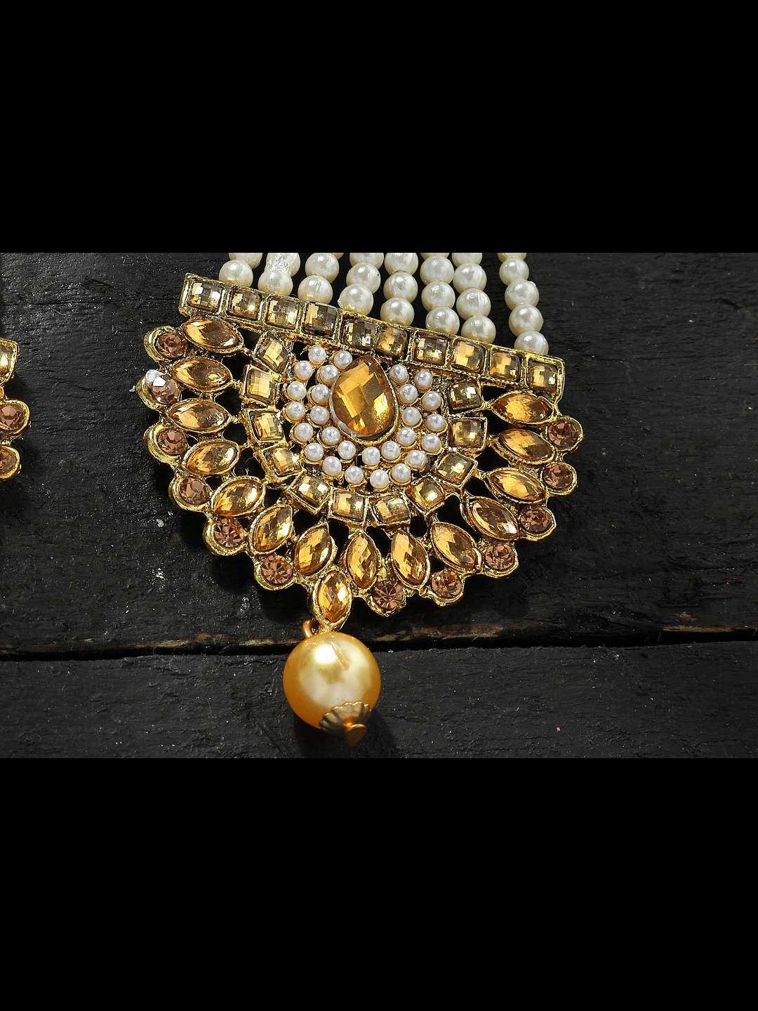 Trendia High Quality Earrings with Kundan & Pearls