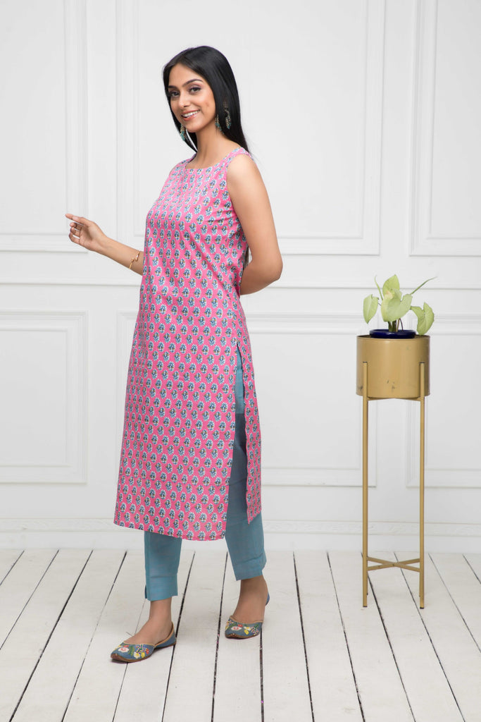 Women's Pink Solid Cotton Straight Round Neck Kurtas