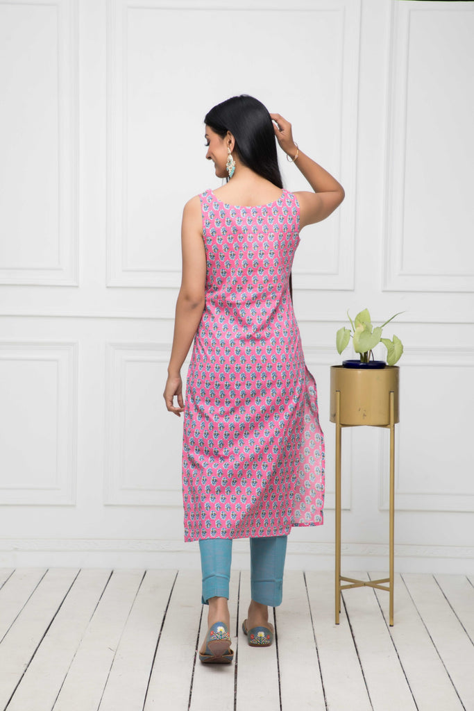 Women's Pink Solid Cotton Straight Round Neck Kurtas