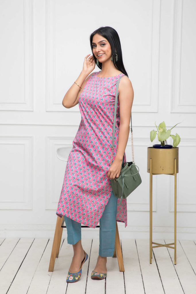 Women's Pink Solid Cotton Straight Round Neck Kurtas
