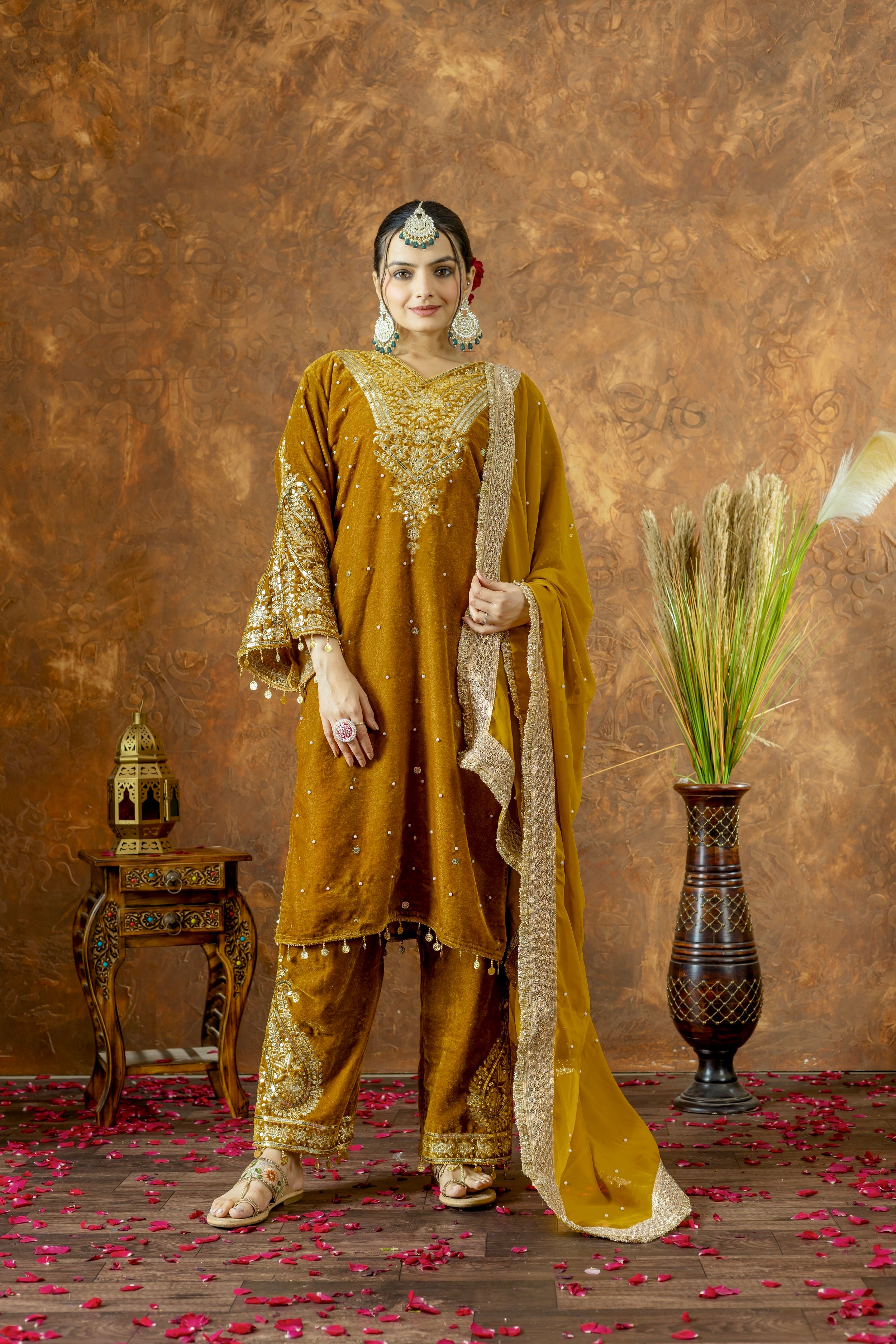traditional pathani dress ladies Wearing a traditional pathani dress by @thelittlelovebyhk And khussa by @amalclothing13 Mathapati by @twinklestarsbyarifa