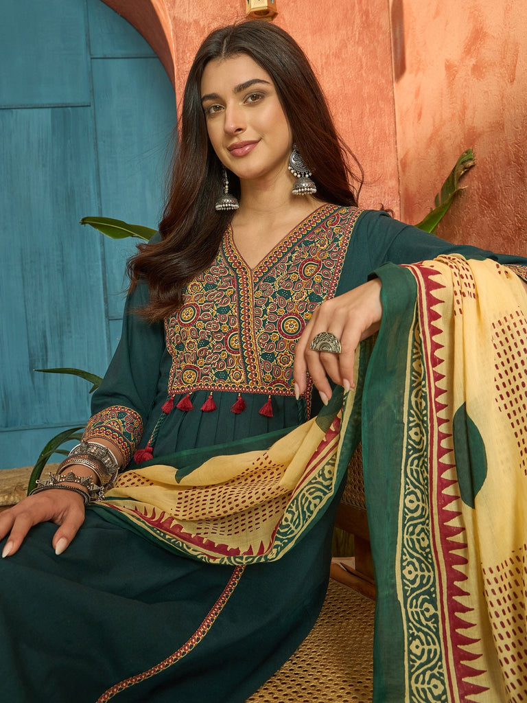 Women's Green Solid Cotton Straight Kurta Pant Dupatta Set