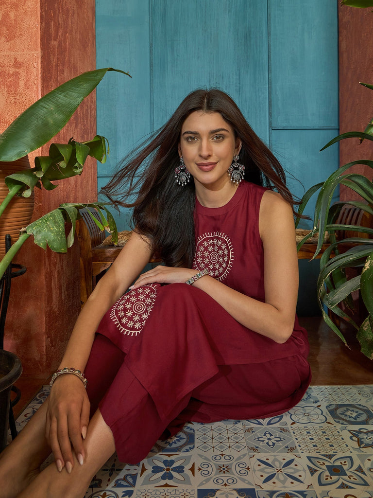 Women's Maroon Solid & Embroidered Rayon Straight Kurta Pant Set
