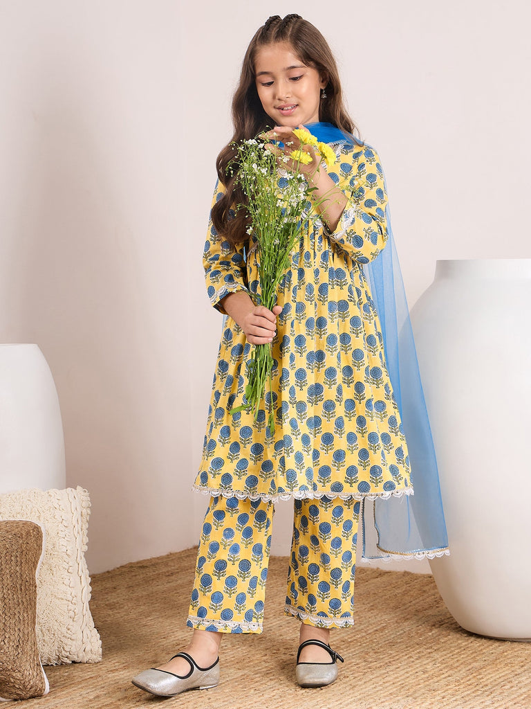 Girls Ethnic Motifs Printed Empire Gotta Patti Cotton Kurta With Trousers & With Dupatta