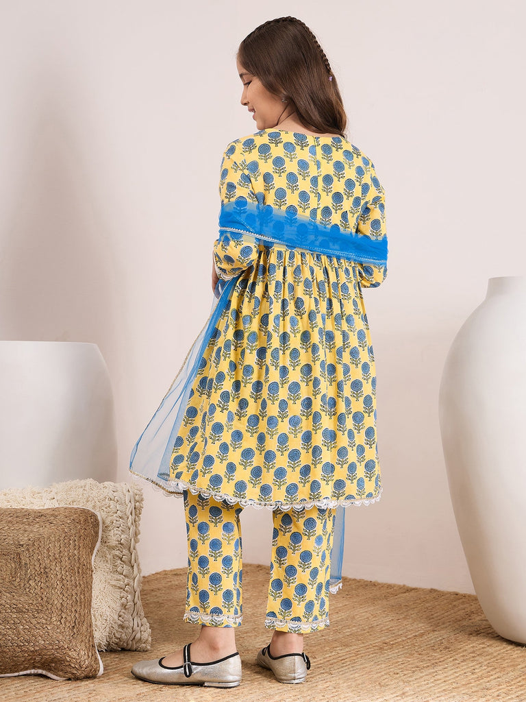 Girls Ethnic Motifs Printed Empire Gotta Patti Cotton Kurta With Trousers & With Dupatta
