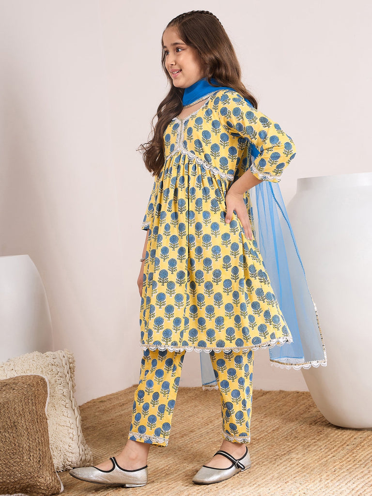 Girls Ethnic Motifs Printed Empire Gotta Patti Cotton Kurta With Trousers & With Dupatta