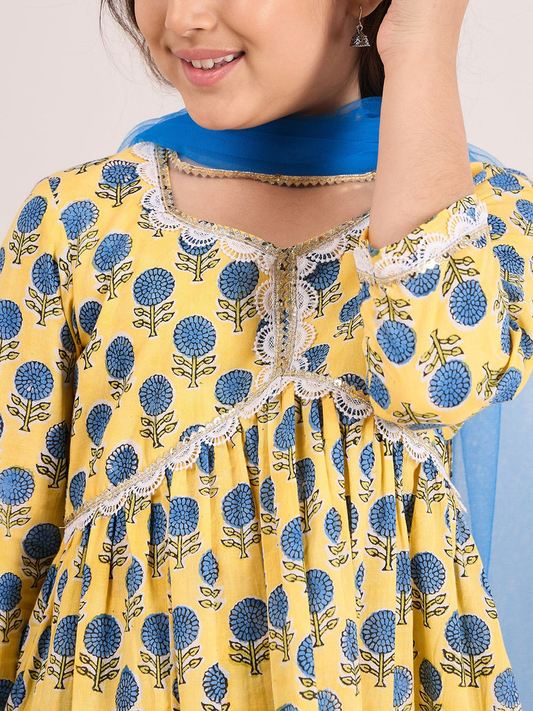 Girls Ethnic Motifs Printed Empire Gotta Patti Cotton Kurta With Trousers & With Dupatta