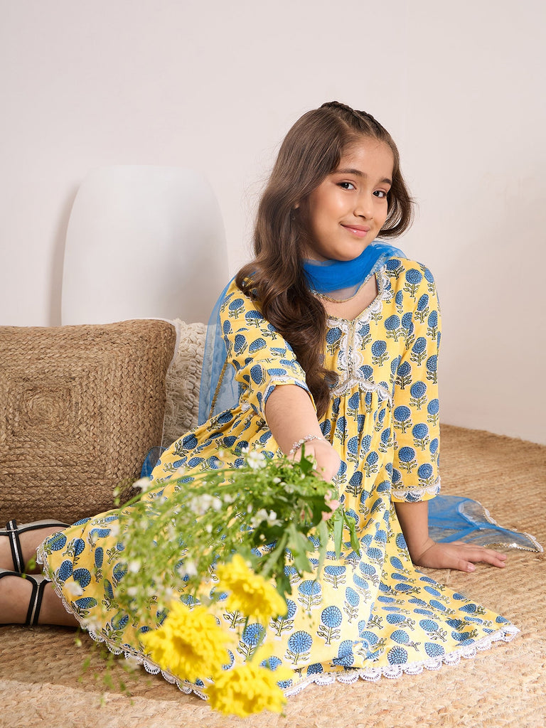 Girls Ethnic Motifs Printed Empire Gotta Patti Cotton Kurta With Trousers & With Dupatta