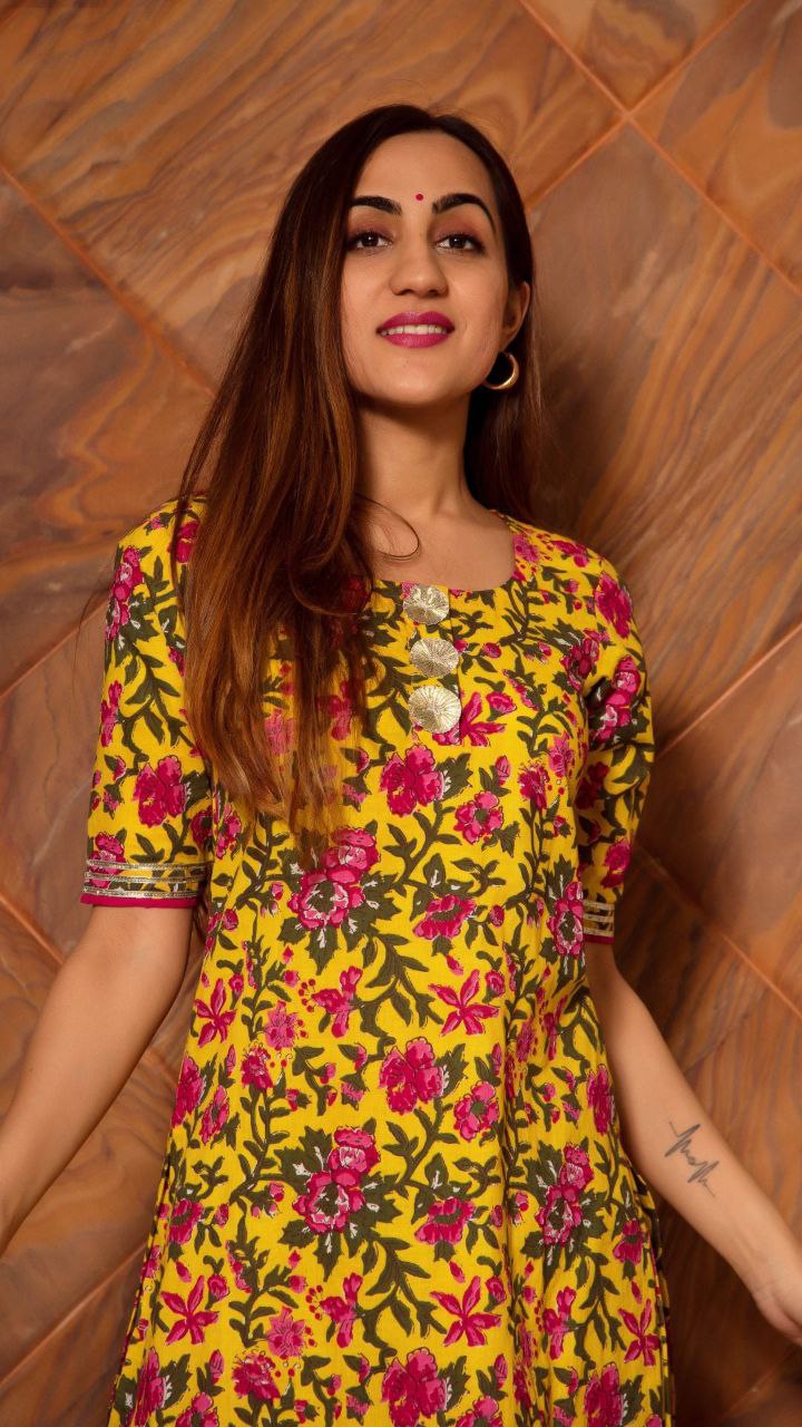 Women's Floral Printed Knee Length Elbow Length Sleeves Round Neck Kurti And Palazzo Set With Net Dupatta - Taantav