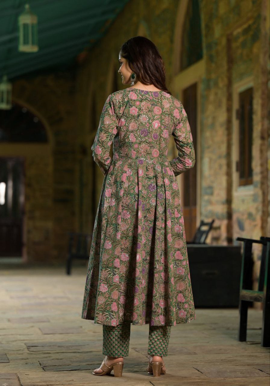 Women's Floral Printed Knee Length Flared Rayon Kurti And Pant Set With Printed Dupatta (K162) - Taantav