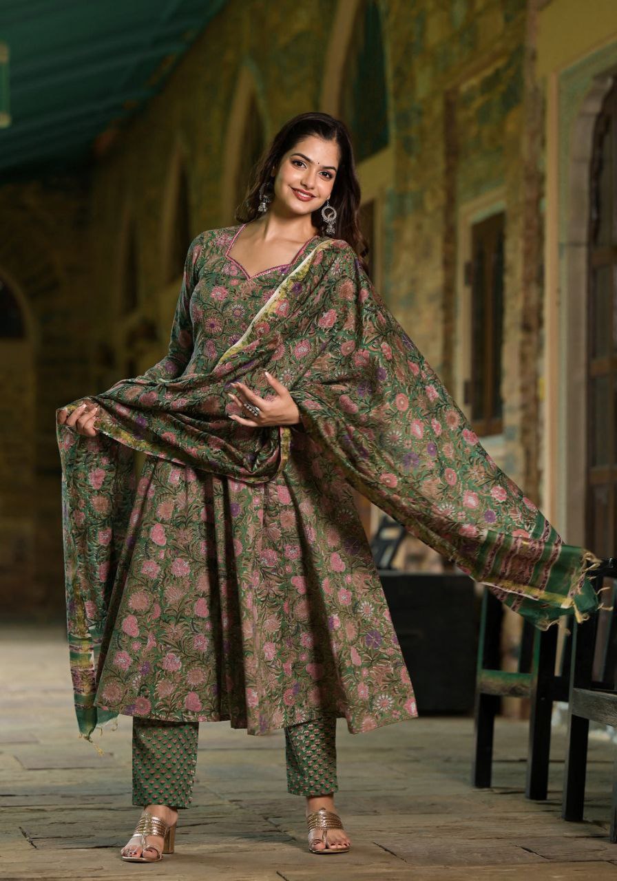 Women's Floral Printed Knee Length Flared Rayon Kurti And Pant Set With Printed Dupatta (K162) - Taantav