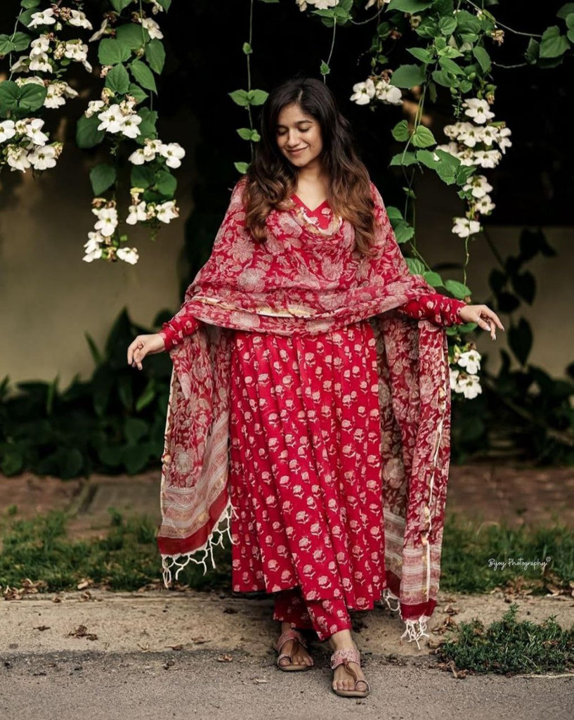 Women's Floral Printed Knee Length Flared Rayon Kurti And Pant Set With Cotton Printed Dupatta (K169)