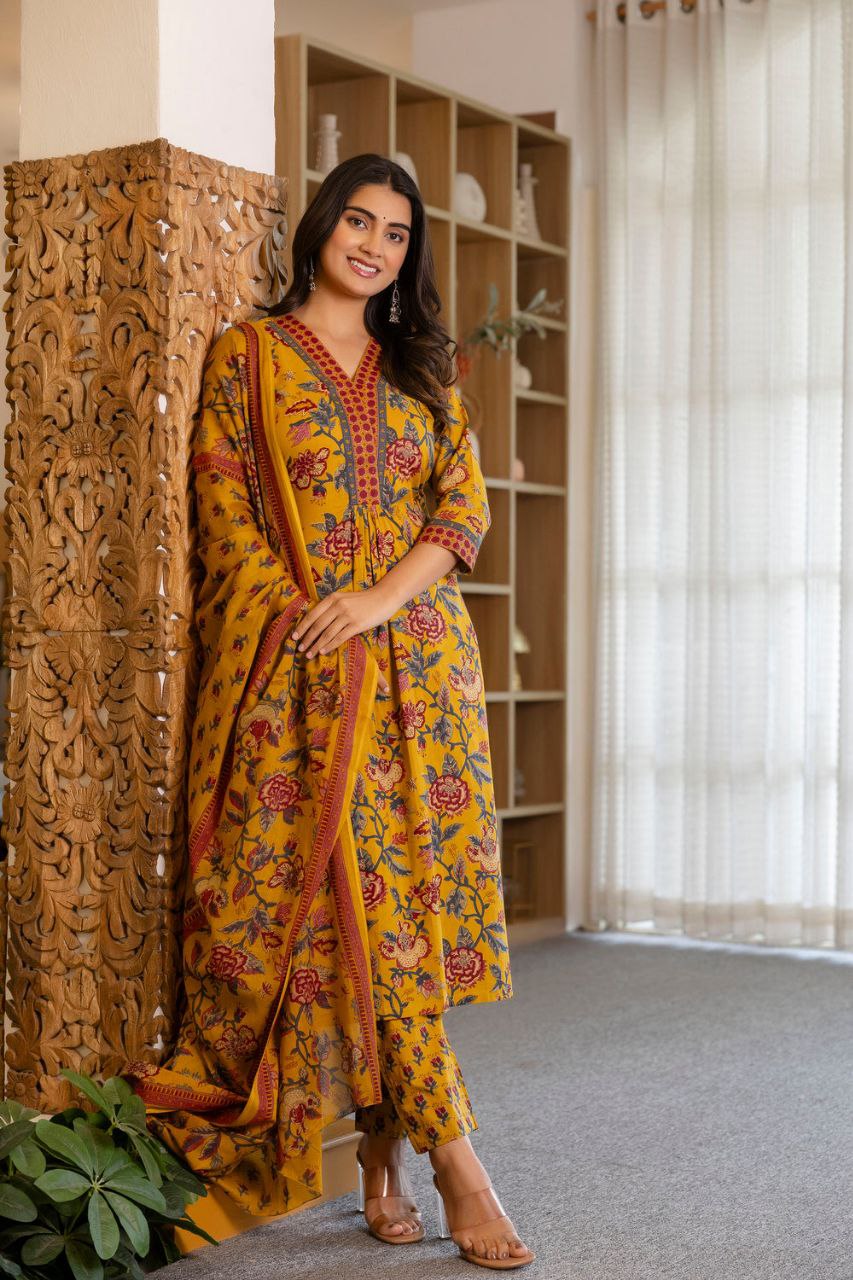 Women's Floral Printed Knee Length Printed Rayon Kurti And Pant Set With Printed Dupatta (K170) - Taantav