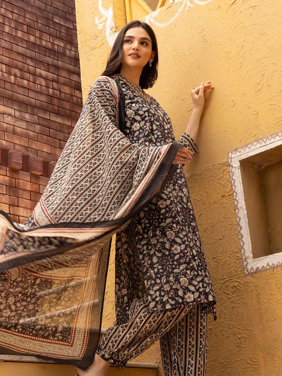 Women's Knee Length Floral Printed Kurti And Pant Set With Printed Dupatta (Black) - Taantav