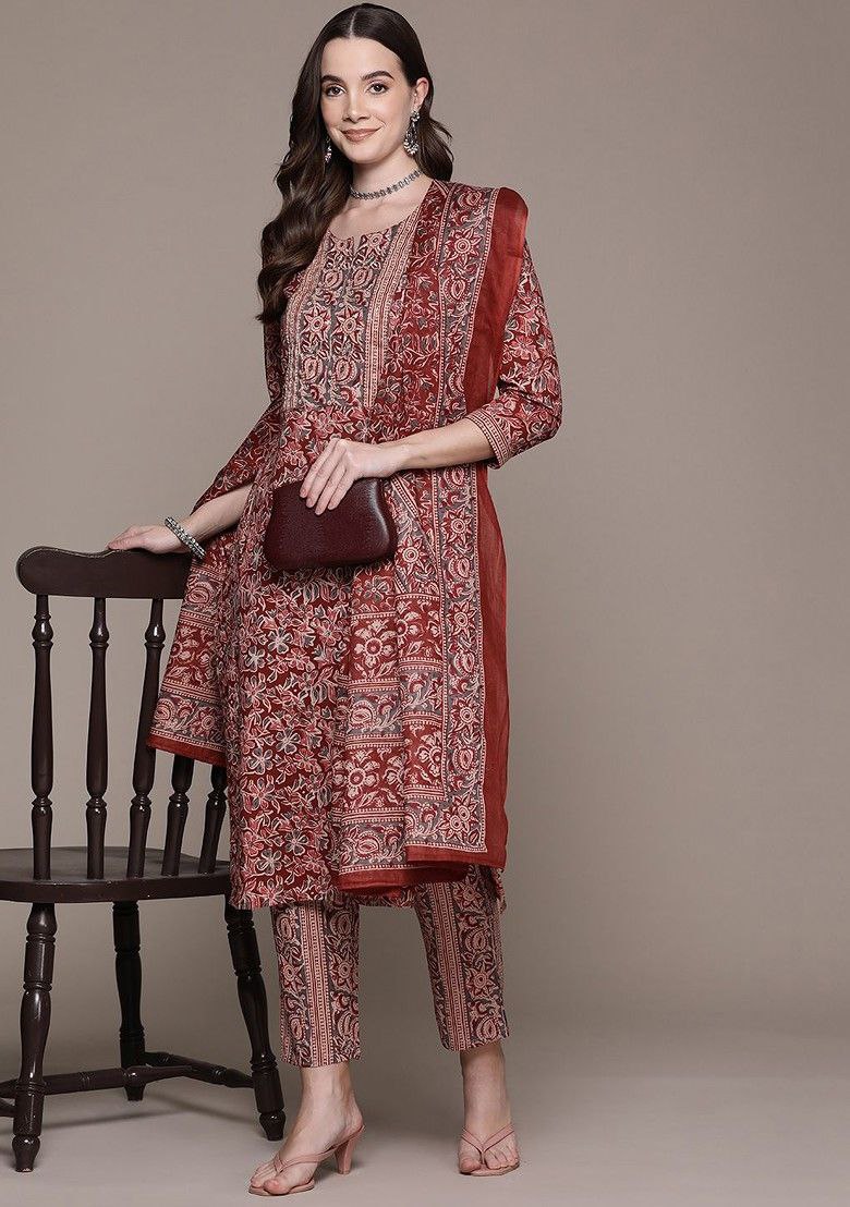 Women's Floral Printed Knee Length V Neck Kurti And Pant Set With Printed Dupatta (Maroon) - Taantav